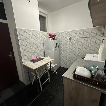 Economic Low Buget Downtown Studio Tiny On Street Piata Amzei *