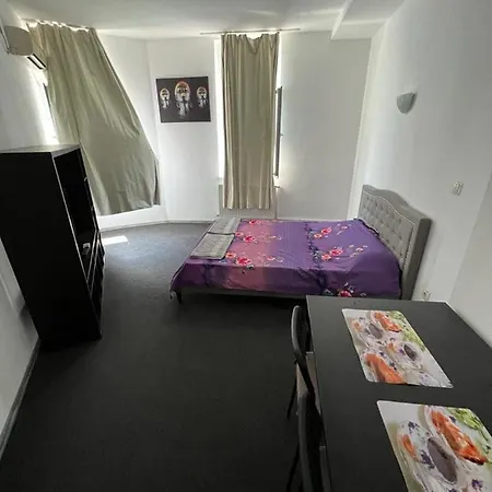 Economic Low Buget Downtown Studio Tiny On Street Piata Amzei Апартаменты *