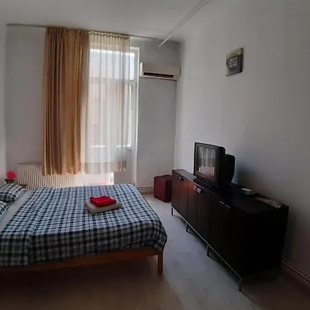 Economic Low Buget Downtown Studio Tiny On Street Piata Amzei Апартаменты Бухарест
